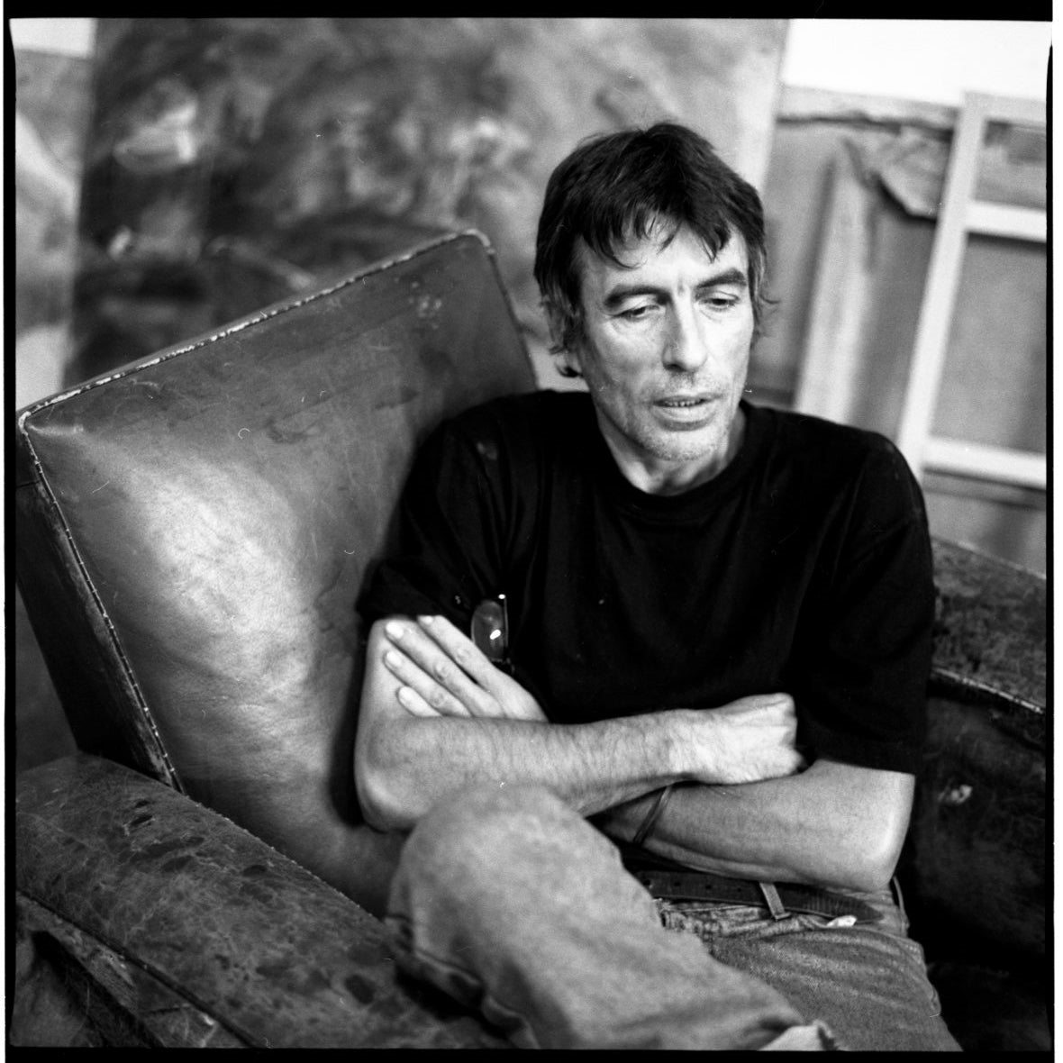 Portrait en noir et blanc de Jean-François Andre dans son atelier