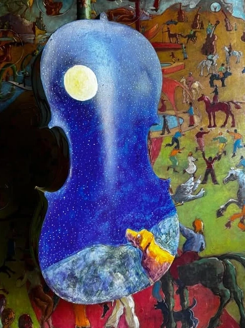 Dos du violoncelle peint : nuit bleue étoilée, pleine lune et chien au pelage doré