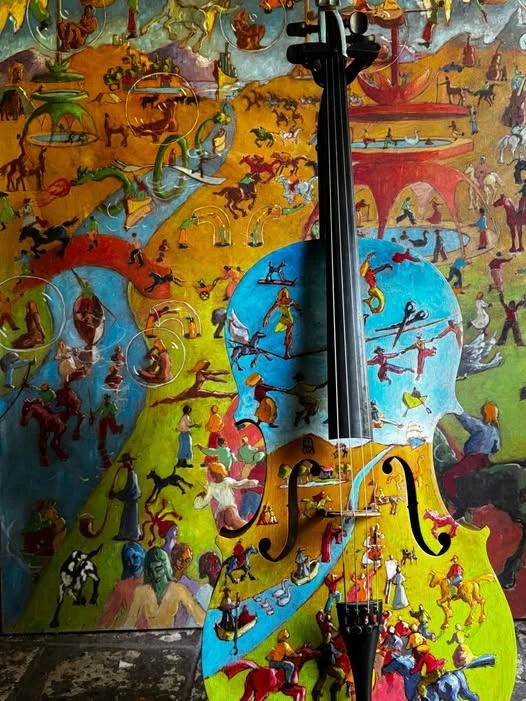 Violoncelle peint par Jean-François Andre, face avant : cavaliers, danseurs, acrobates et chevaux colorés autour des ouïes